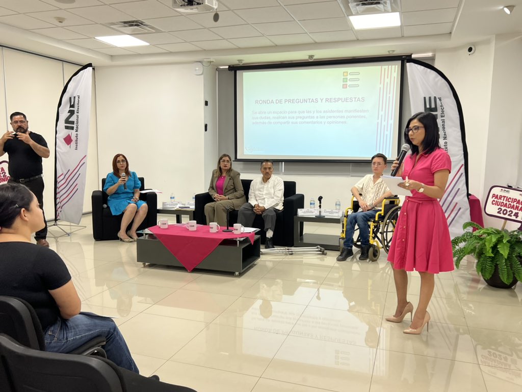 La Mtra. Aída Muñoz Martínez, Coordinadora de Ponencia del Tribunal Estatal Electoral de Sonora, Moderadora en Foro sobre Protocolo de Inclusión para Personas con Discapacidad.